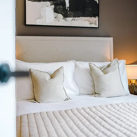 Stylish Centre Flat - Free Parking *