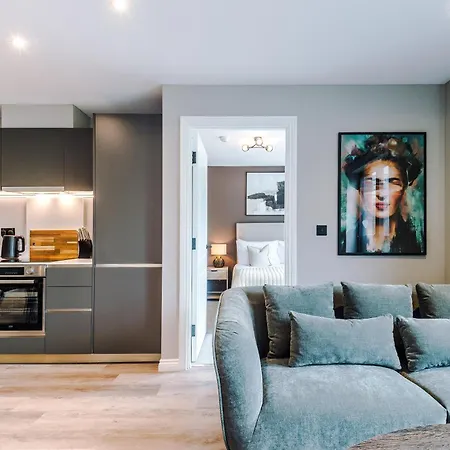Stylish Centre Flat - Free Parking Apartment