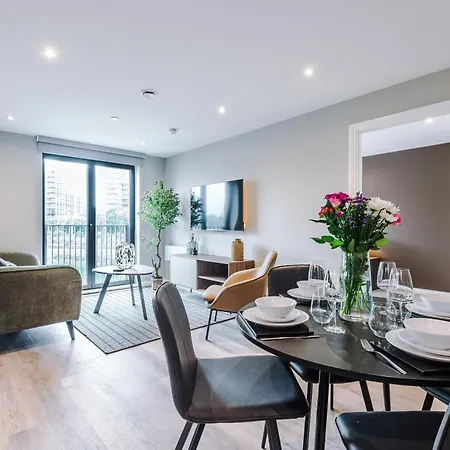 Stylish Centre Flat - Free Parking Apartment