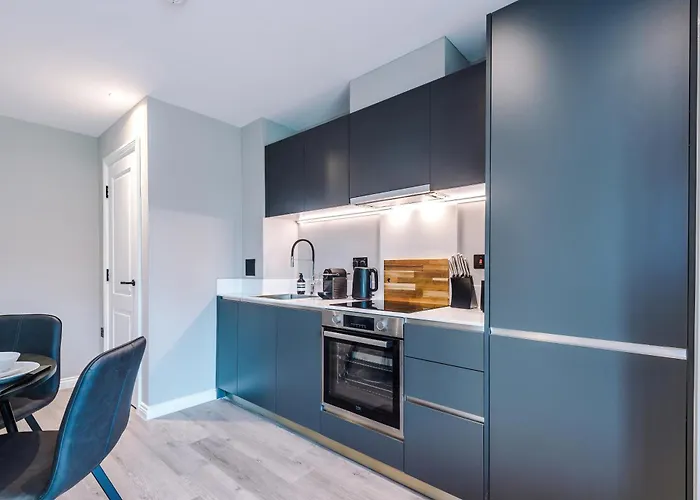 Stylish Centre Flat - Free Parking *