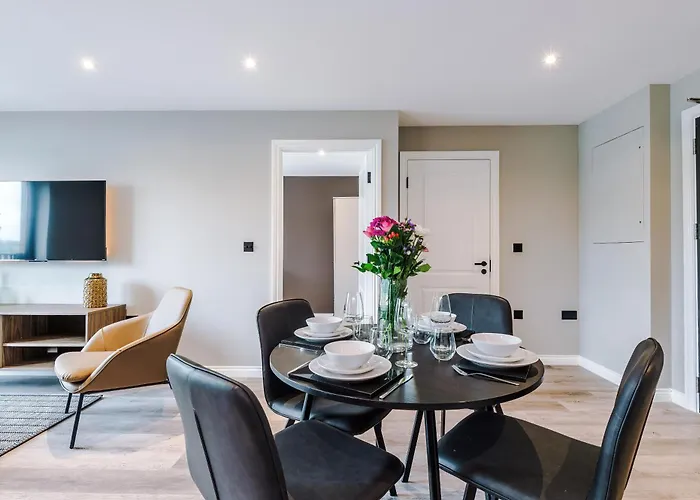 Stylish Centre Flat - Free Parking *