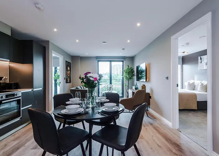 Stylish Centre Flat - Free Parking *