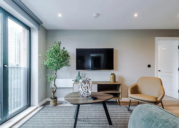 Stylish Centre Flat - Free Parking *