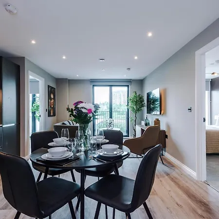 Stylish Centre Flat - Free Parking *