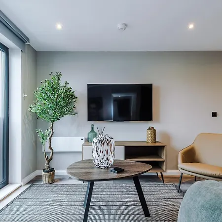 Stylish Centre Flat - Free Parking *