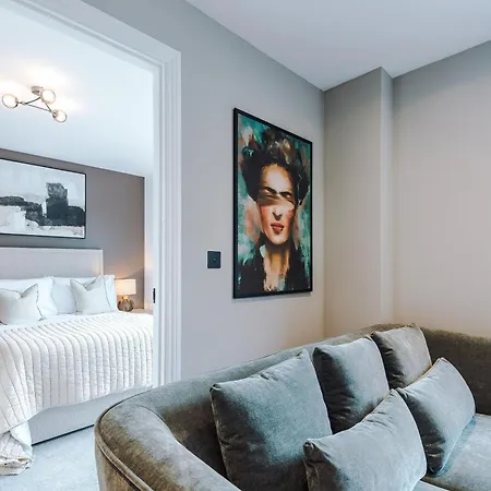 Stylish Centre Flat - Free Parking *