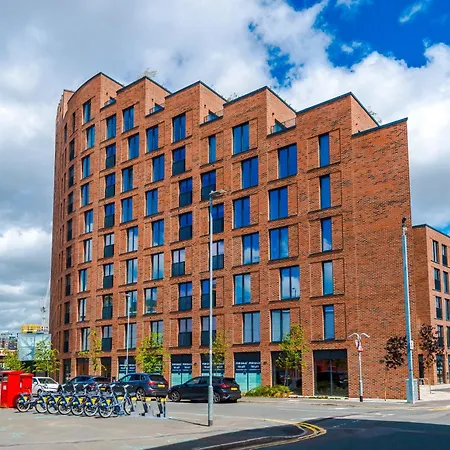 Stylish Centre Flat - Free Parking Апартаменти *