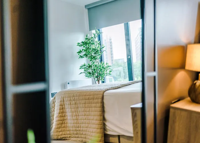 Stylish Centre Flat - Free Parking *