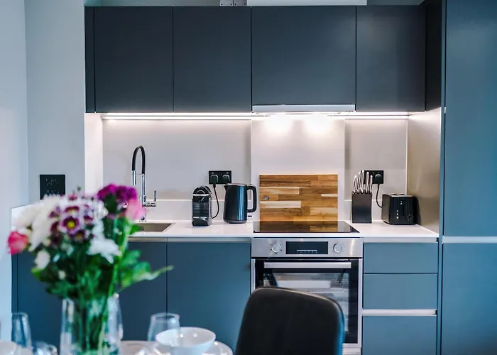 Stylish Centre Flat - Free Parking *