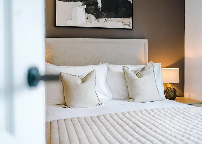 Stylish Centre Flat - Free Parking *