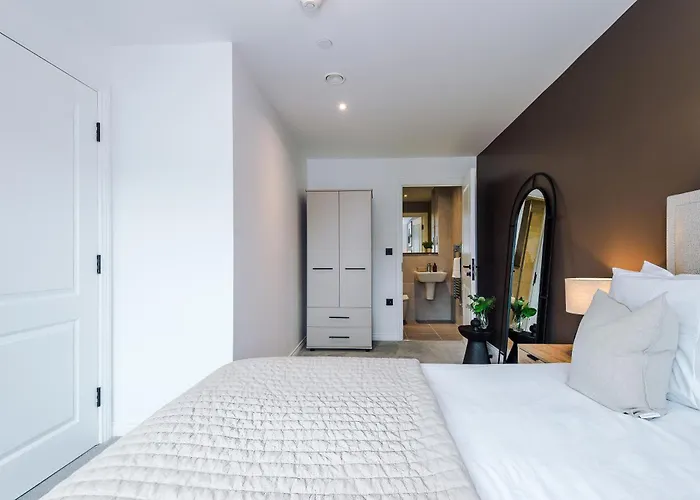 Stylish Centre Flat - Free Parking Apartment