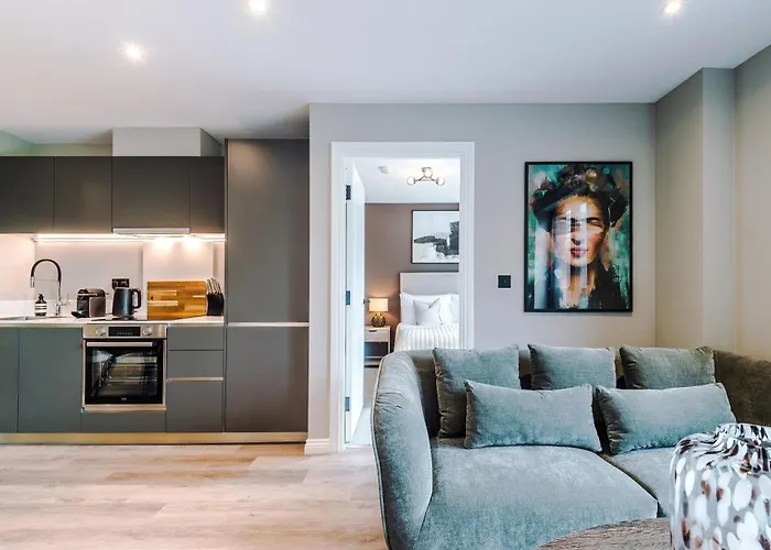 Stylish Centre Flat - Free Parking Apartment