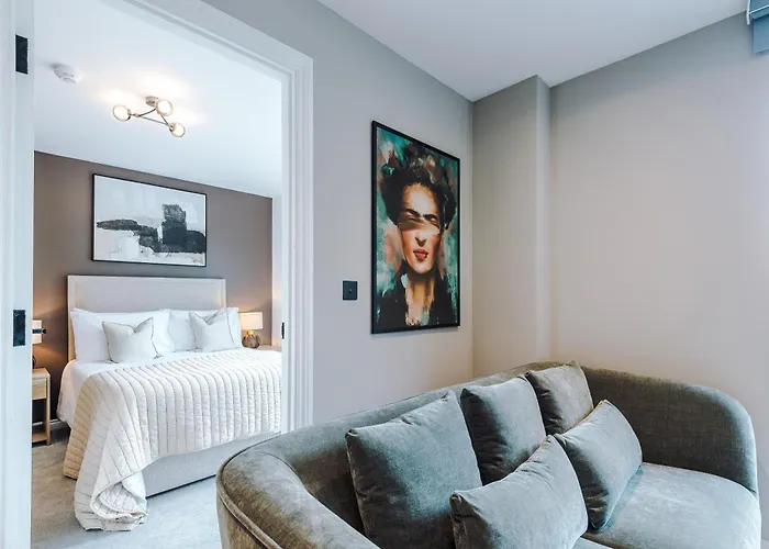 Stylish Centre Flat - Free Parking *