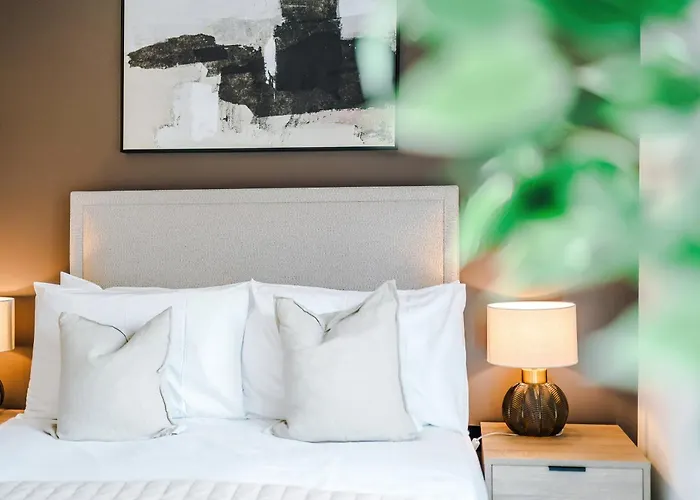 Stylish Centre Flat - Free Parking Apartment