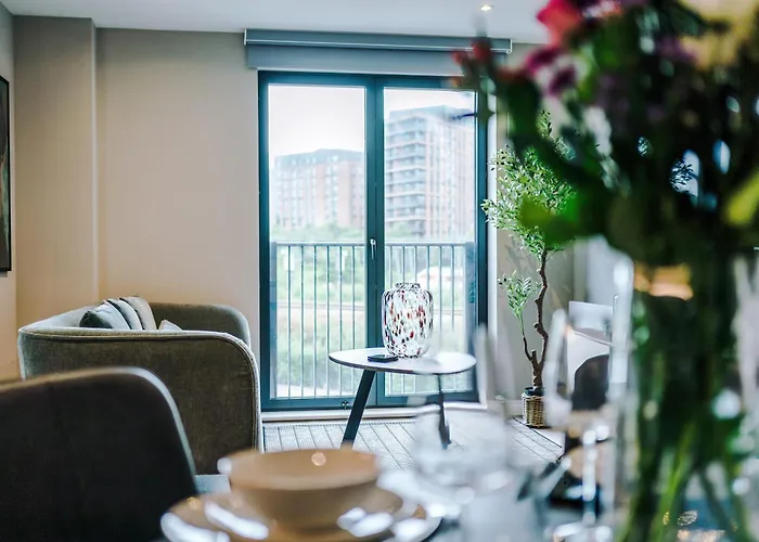 Stylish Centre Flat - Free Parking *